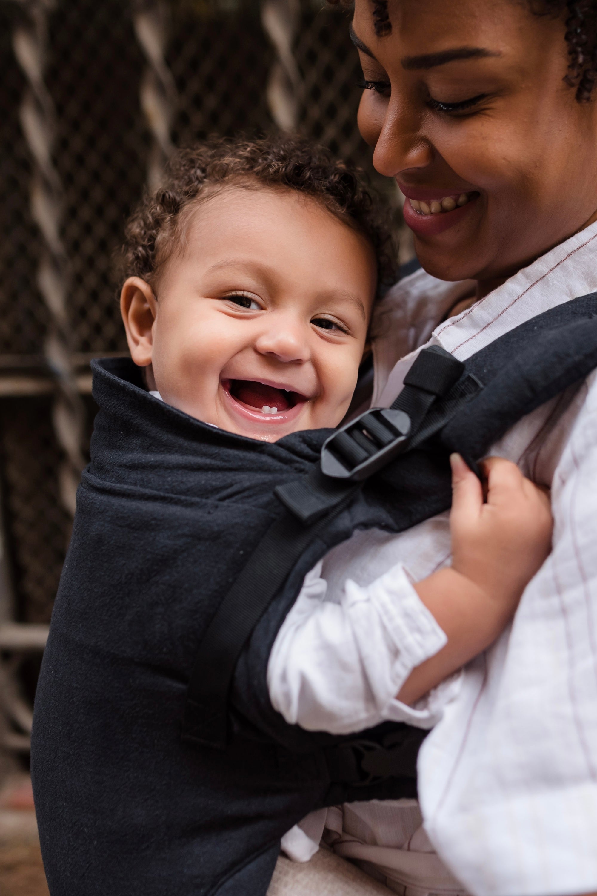 Boba X Baby Carrier Linen Nox. From brand new babies to toddlers - make sure they're comfortable while they grow with the Boba X baby carrier! This adjustable carrier features a linen blend fabric that ensures both you and your child get the all the support you need.