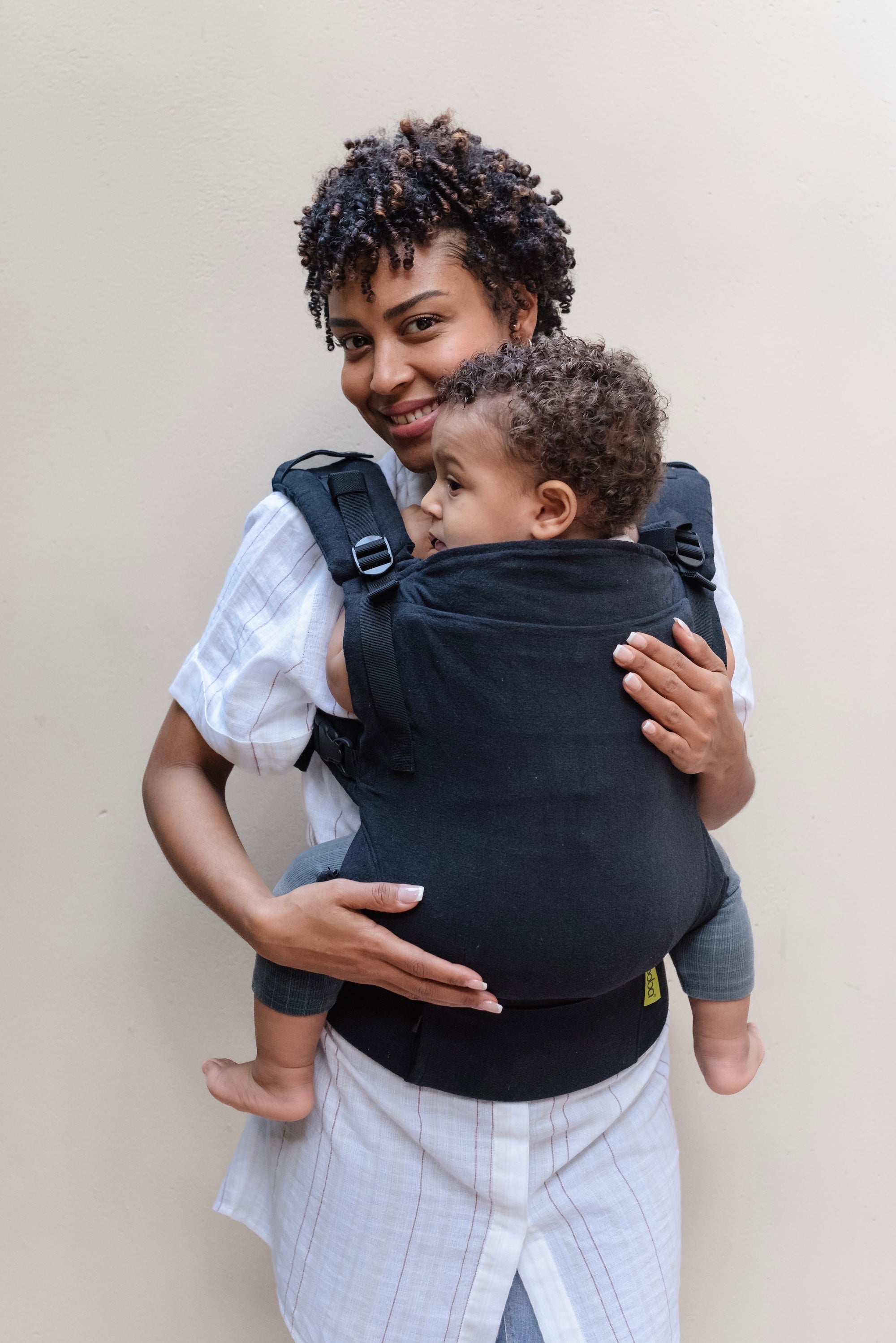 From brand new babies to toddlers - make sure they're comfortable while they grow with the Boba X baby carrier! This adjustable carrier features a linen blend fabric that ensures both you and your child get the all the support you need.