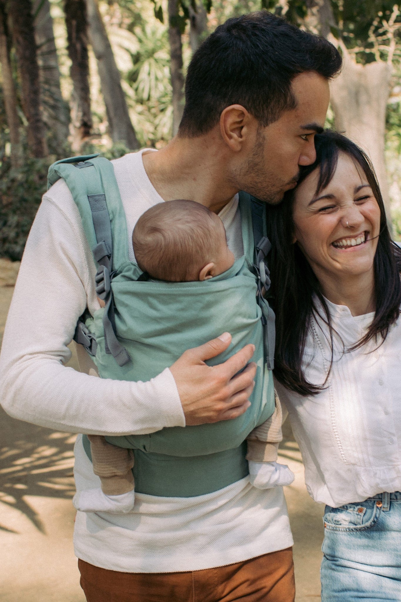 With an intuitive design that regulates in width and height, the Boba X Baby Carrier is a versatile and fully adjustable carrier that will truly grow with your baby.