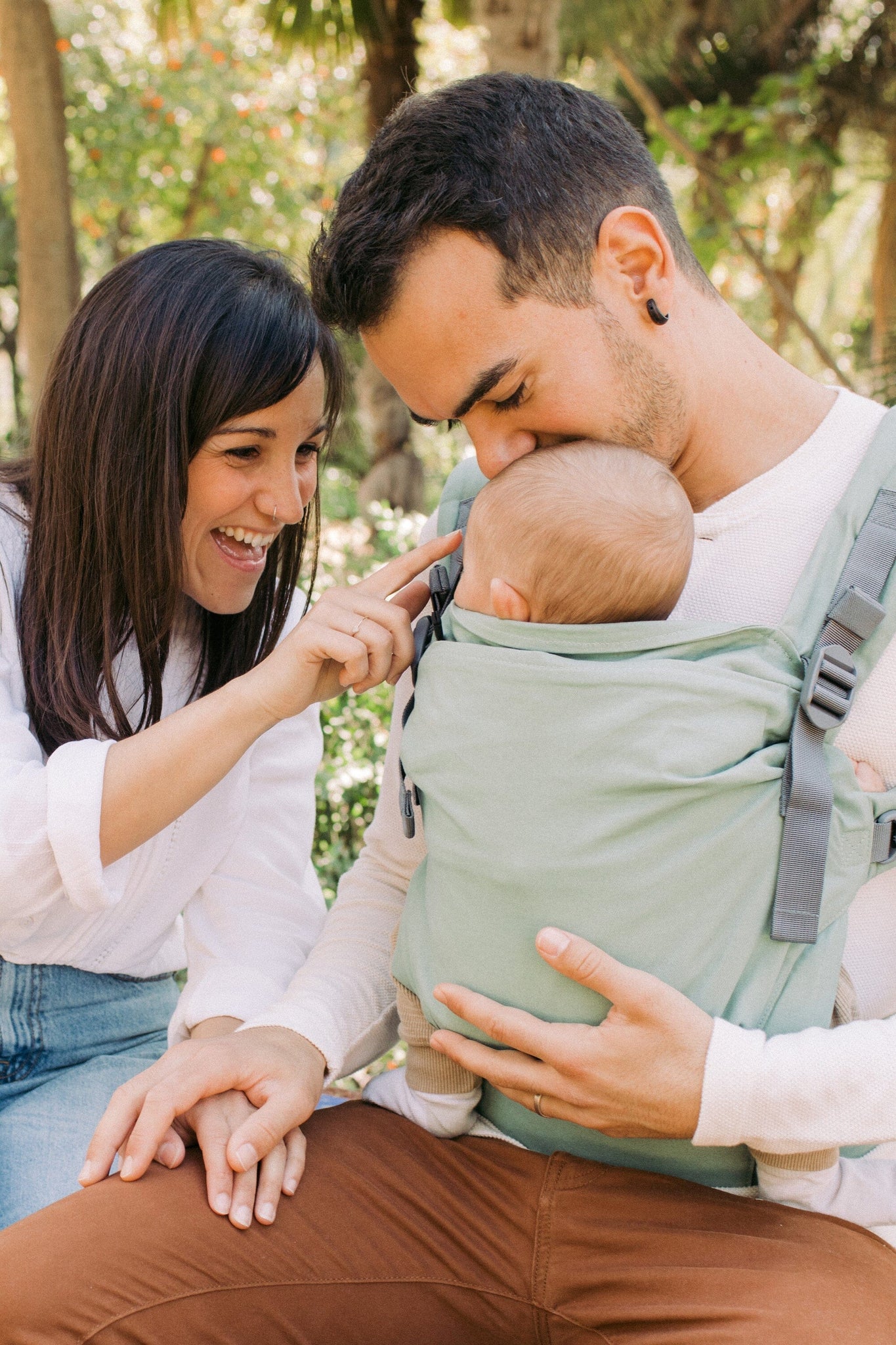 With an intuitive design that regulates in width and height, the Boba X Baby Carrier is a versatile and fully adjustable carrier that will truly grow with your baby.