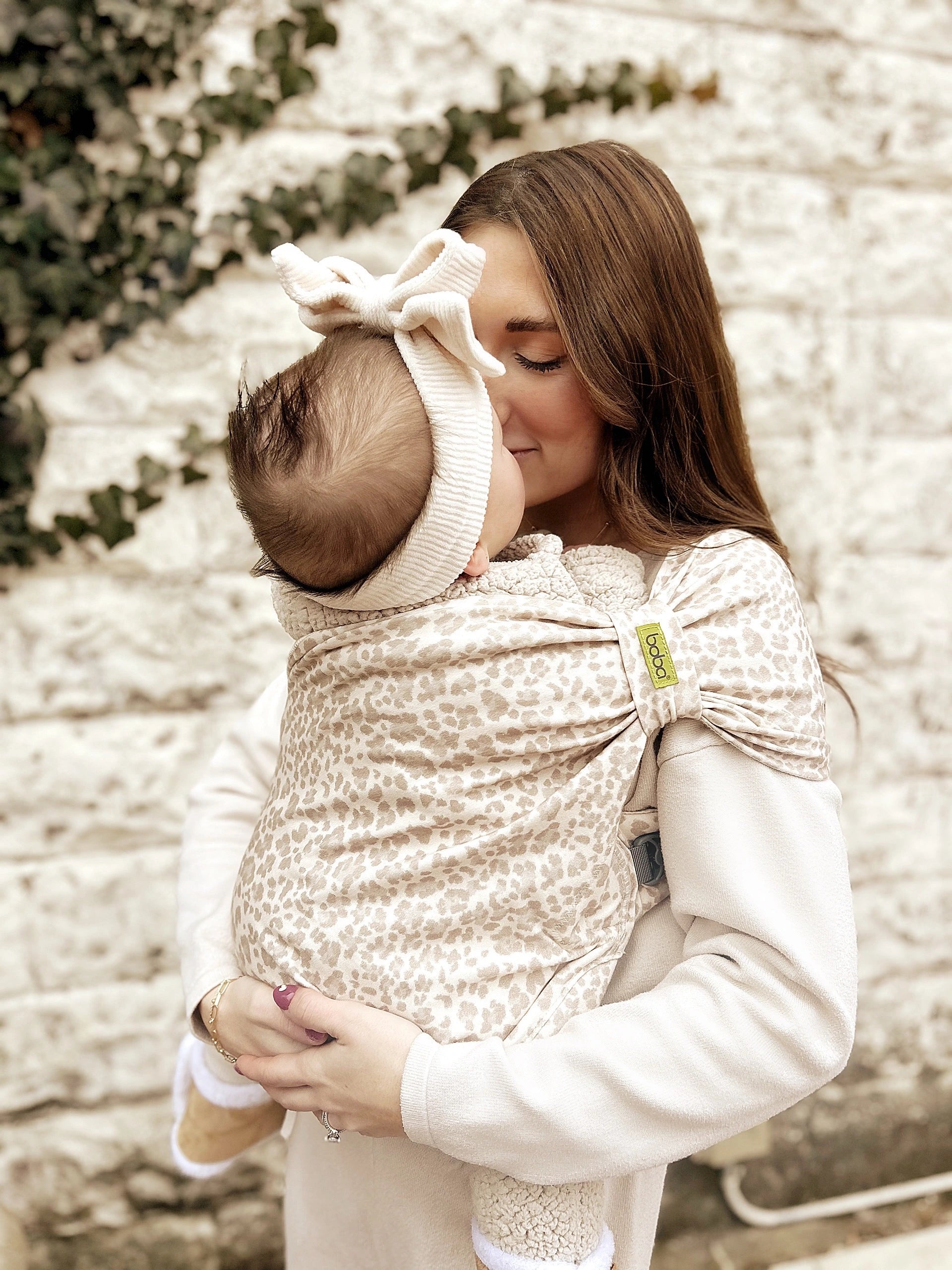 This effortless hybrid BLISS baby carrier is an ideal choice for all parents looking for a simple and convenient carrier for babies from birth to 18 months (7-35 lb or 3.2-16 kg)! Sand Leopard