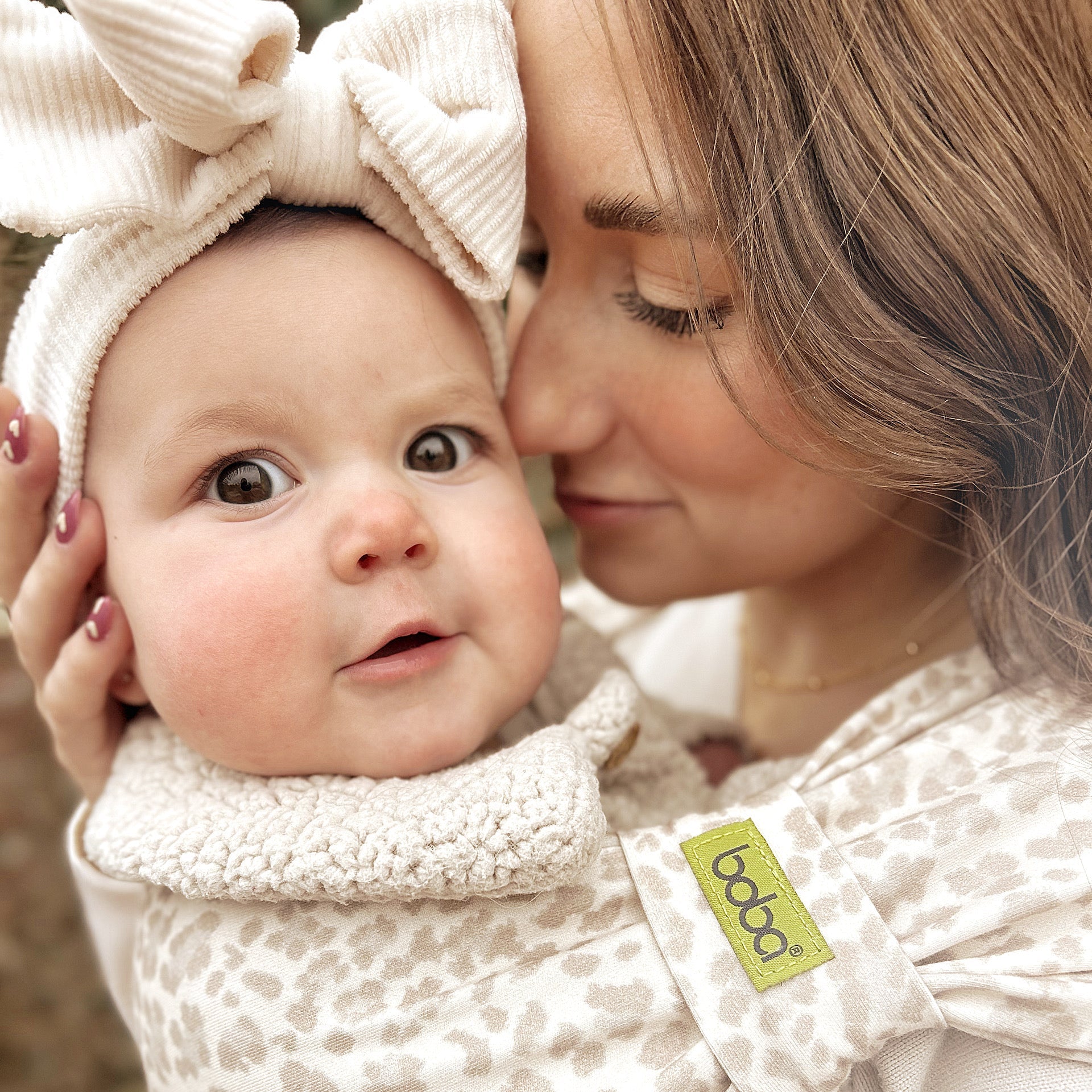 This effortless hybrid BLISS baby carrier is an ideal choice for all parents looking for a simple and convenient carrier for babies from birth to 18 months (7-35 lb or 3.2-16 kg)! Sand Leopard