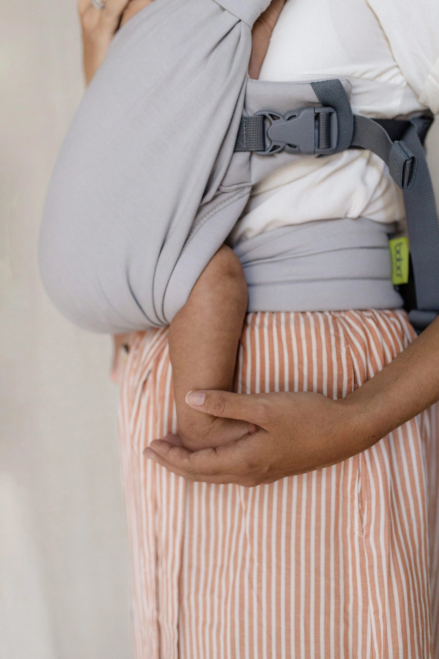 This effortless hybrid baby carrier is an ideal choice for all parents looking for a simple and convenient carrier for babies from birth to 18 months (7-35 lb or 3.2-16 kg)! Gray