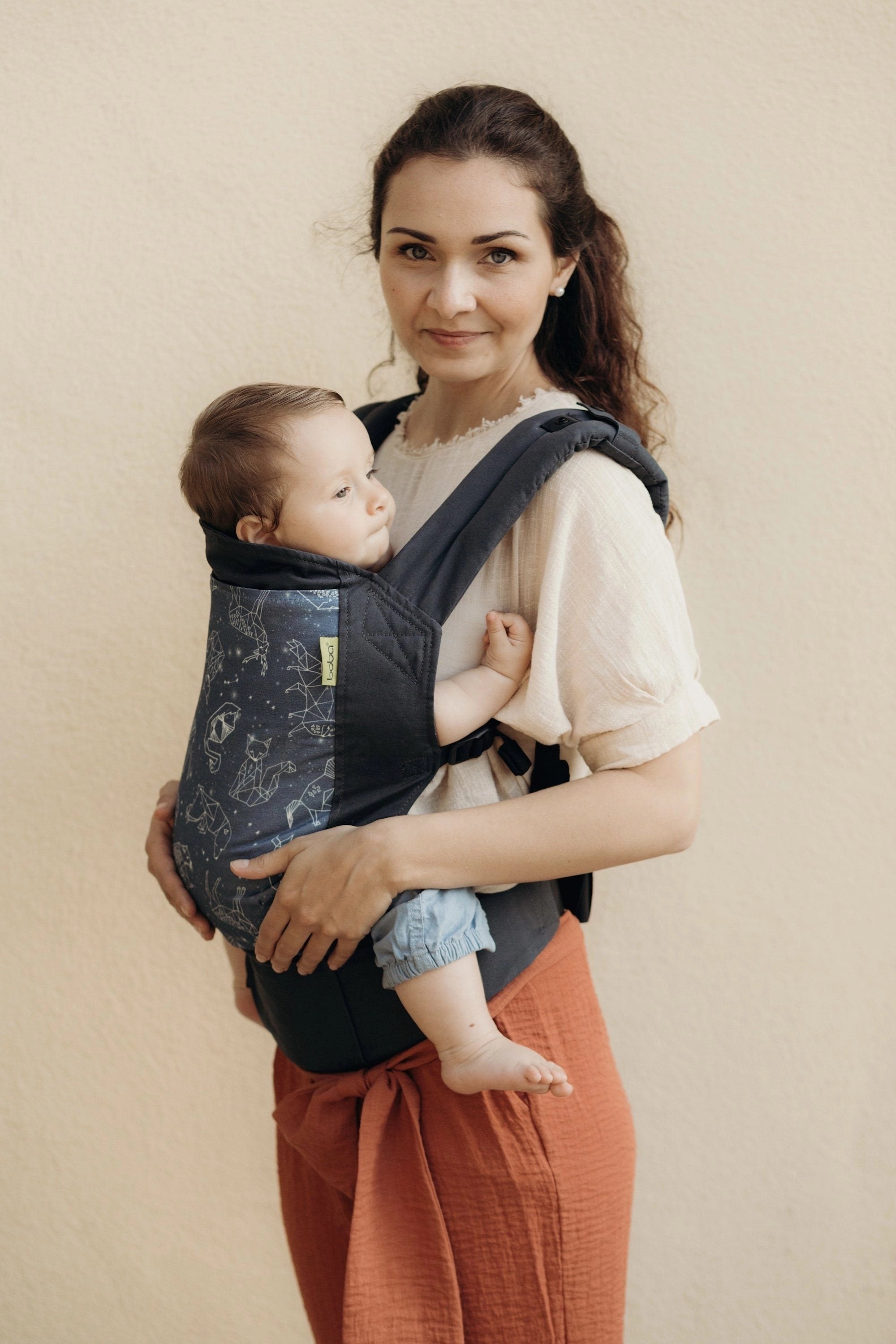 Boba Classic Baby Carrier - With its streamlined, minimalist design, this trusted original offers exactly what you need without any extras. Comfortable and convenient, it works best for babies 4-24 months or 7-45 Ibs, and includes an infant insert for newborns. Constellation