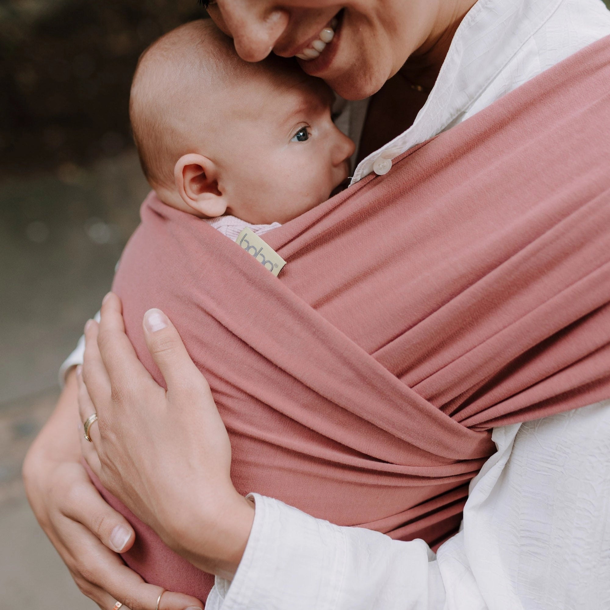 A Boba Classic Baby Wrap, made from a soft 95% French Terry cotton blend and 5% Spandex. Ergonomic, award-winning design fits babies from 7 Ibs to 35 Ibs, best up to 20 Ibs. Machine washable, dryer friendly, and certified hip-healthy. Dusty Pink