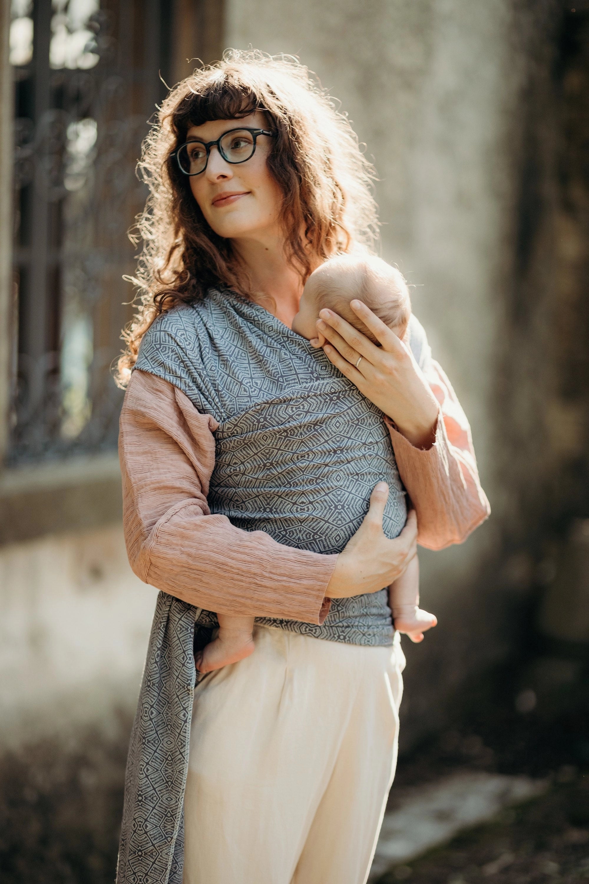 A Boba Classic Baby Wrap, made from a soft 95% French Terry cotton blend and 5% Spandex. Ergonomic, award-winning design fits babies from 7 Ibs to 35 Ibs, best up to 20 Ibs. Machine washable, dryer friendly, and certified hip-healthy. Kahla