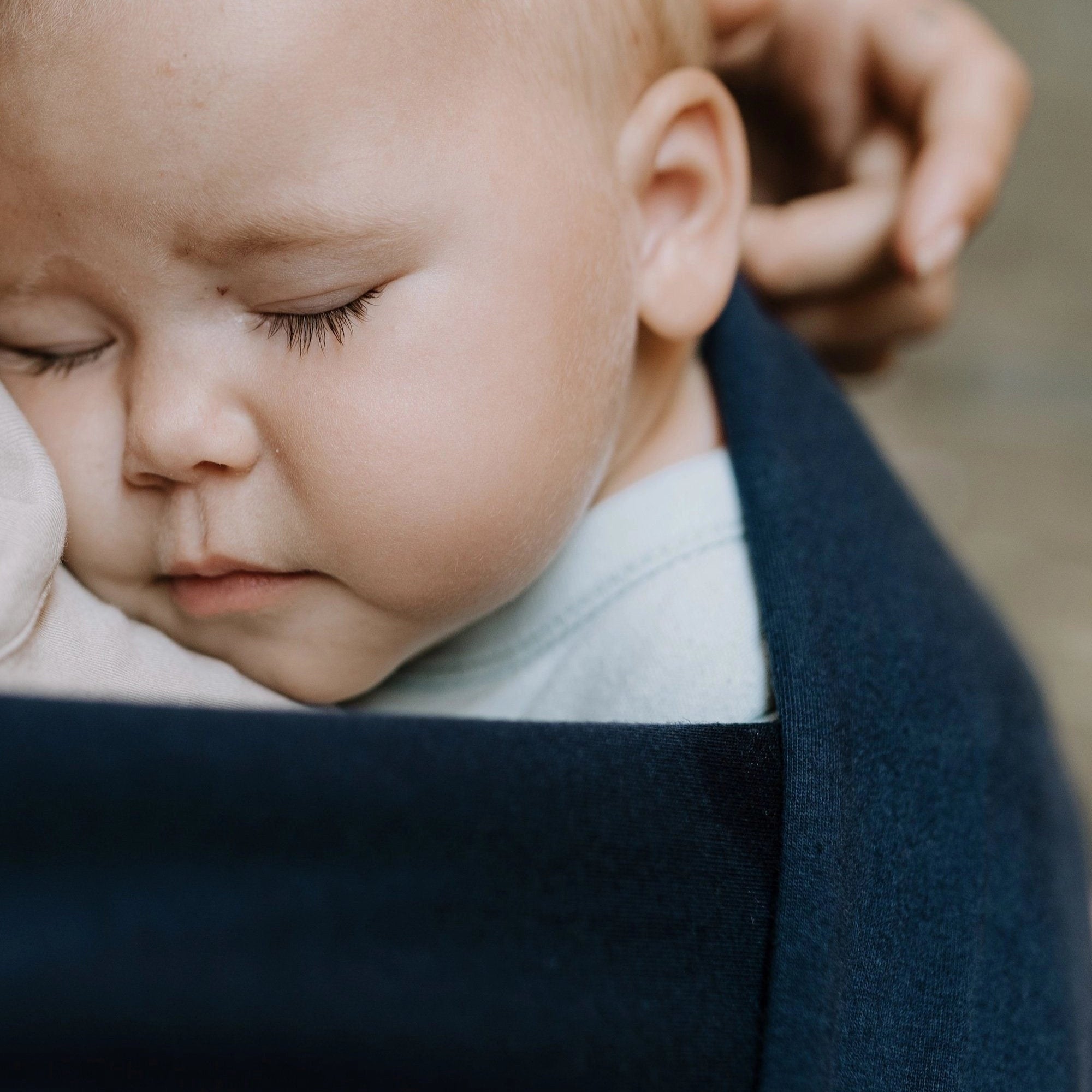 A Boba Classic Baby Wrap, made from a soft 95% French Terry cotton blend and 5% Spandex. Ergonomic, award-winning design fits babies from 7 Ibs to 35 Ibs, best up to 20 Ibs. Machine washable, dryer friendly, and certified hip-healthy. Navy Blue