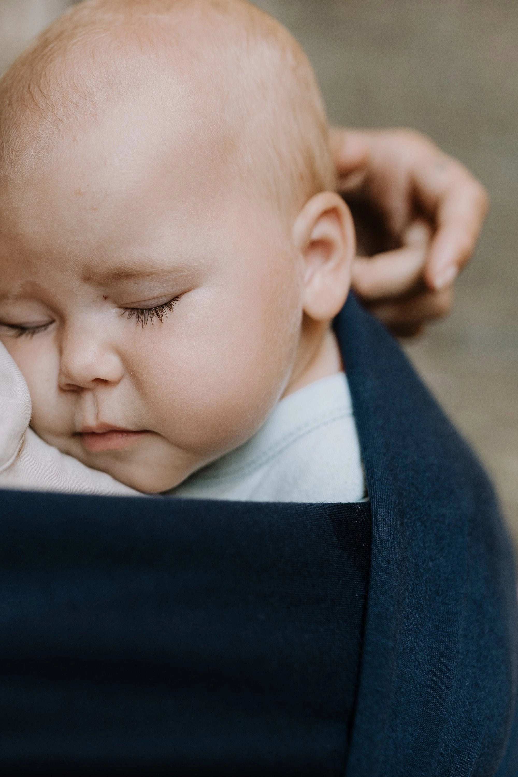 A Boba Classic Baby Wrap, made from a soft 95% French Terry cotton blend and 5% Spandex. Ergonomic, award-winning design fits babies from 7 Ibs to 35 Ibs, best up to 20 Ibs. Machine washable, dryer friendly, and certified hip-healthy. Navy Blue