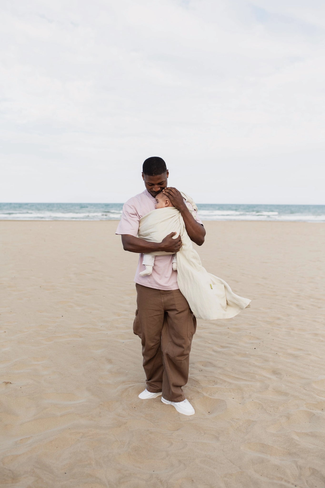 A Boba Ring Sling Baby Carrier made from a unique linen bamboo viscose fabric blend, perfect for all seasons. Lightweight and breathable, it stores compactly, ideal for newborn snuggles to toddler ups and downs (8 - 35Ibs). Pampas Beige