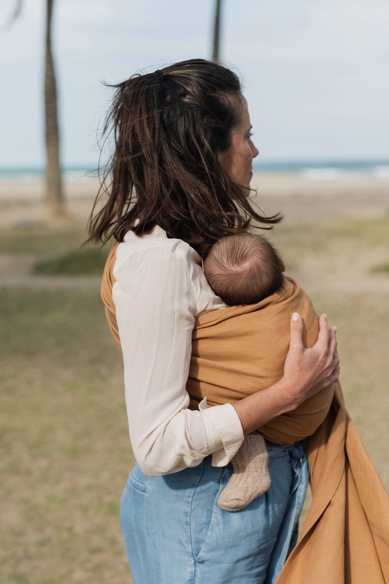 A Boba Ring Sling Baby Carrier made from a unique linen bamboo viscose fabric blend, perfect for all seasons. Lightweight and breathable, it stores compactly, ideal for newborn snuggles to toddler ups and downs (8 - 35Ibs). Rye Brown