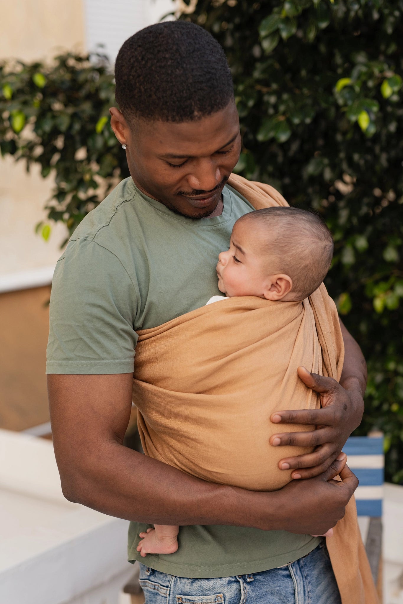 A Boba Ring Sling Baby Carrier made from a unique linen bamboo viscose fabric blend, perfect for all seasons. Lightweight and breathable, it stores compactly, ideal for newborn snuggles to toddler ups and downs (8 - 35Ibs). Rye Brown