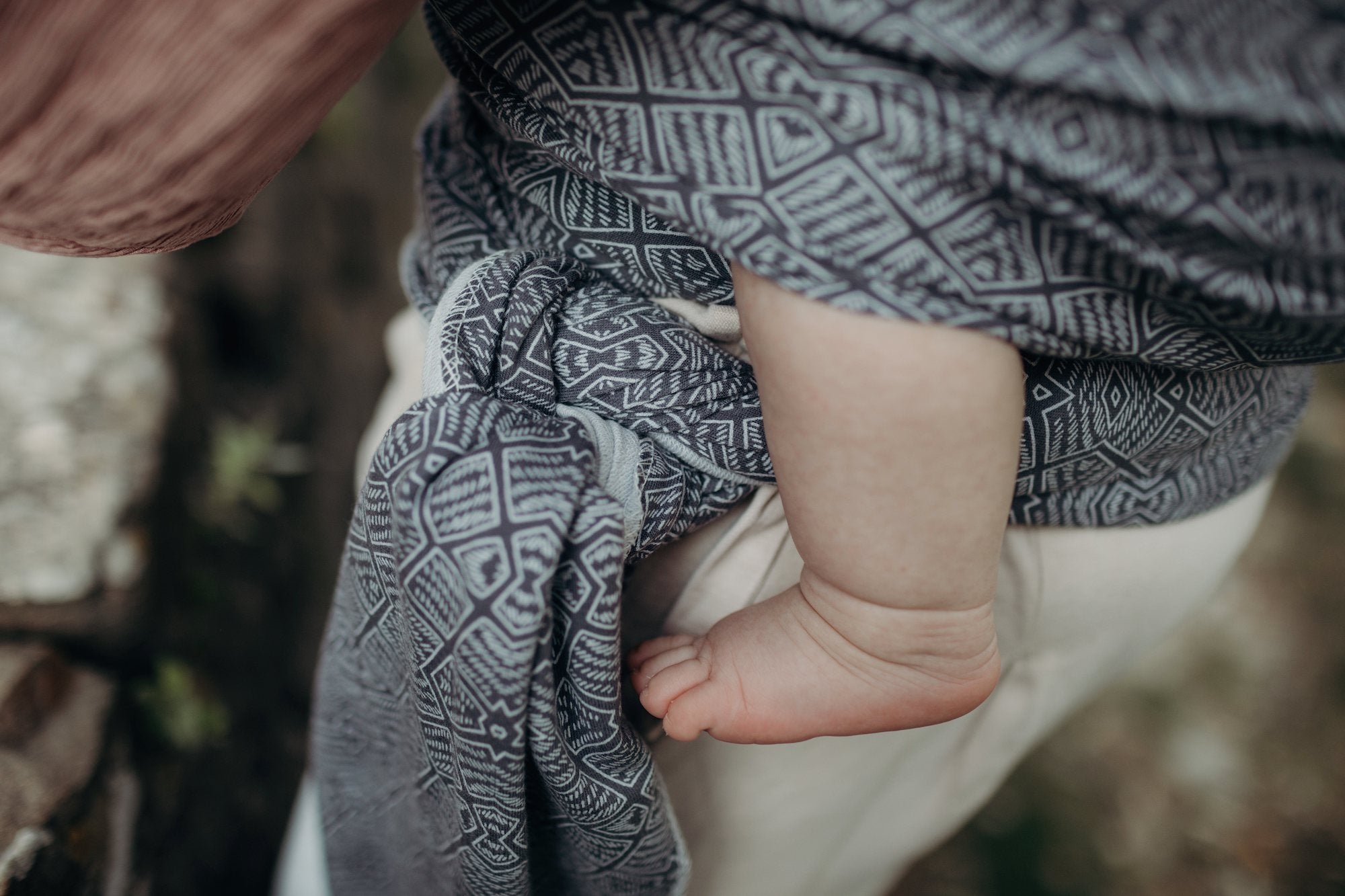 Keep your baby cozy and comfortable wherever you go with Boba's Classic Wrap Kahla! Made of a 95% French Terry cotton blend and ergonomically designed, this one-size-fits-all wrap provides maximum comfort for parents and is certified hip-healthy for your little one.