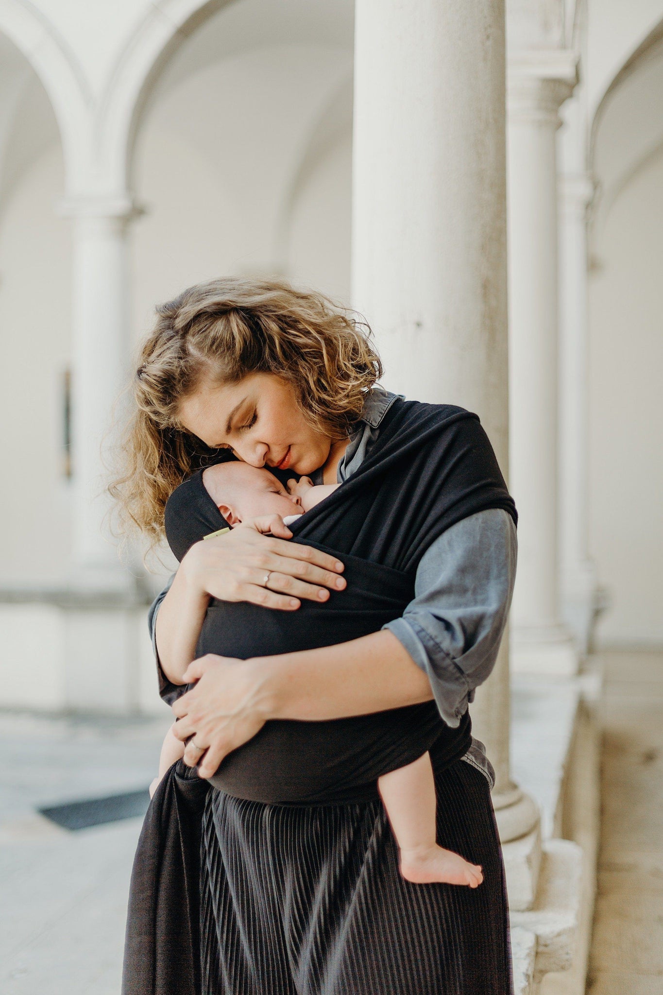 Get the perfect combination of comfort and convenience with Boba's award winning Baby Wrap! Crafted from a buttery soft French Terry fabric blend, it allows you to carry your little one hands-free while also providing breastfeeding privacy. Certified hip healthy by International Hip Dysplasia Institute too!