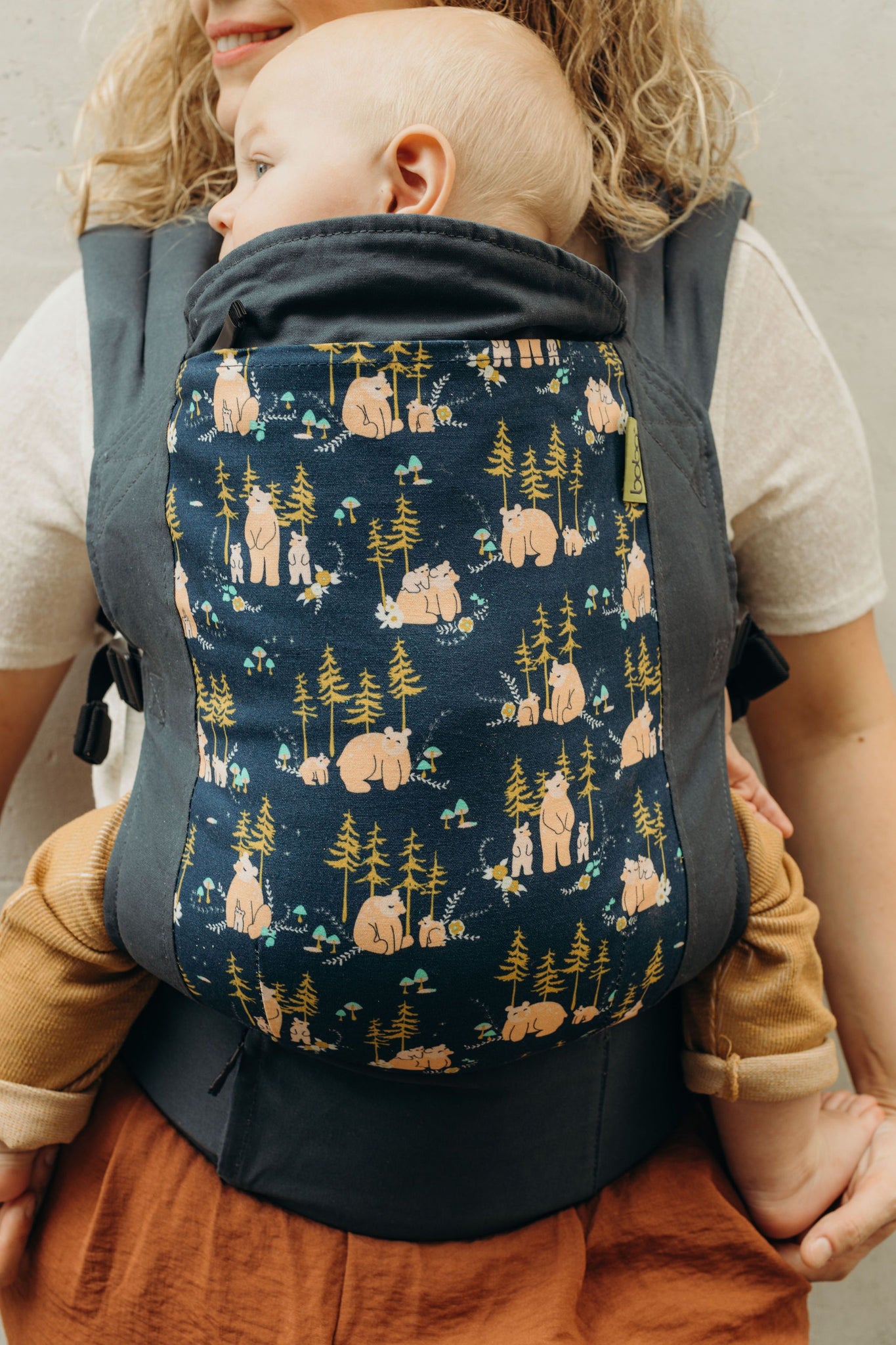 Our streamlined soft structured baby carrier is designed to go and grow with your little one. This ergonomic front facing baby carrier is ready to use from infant to toddler.