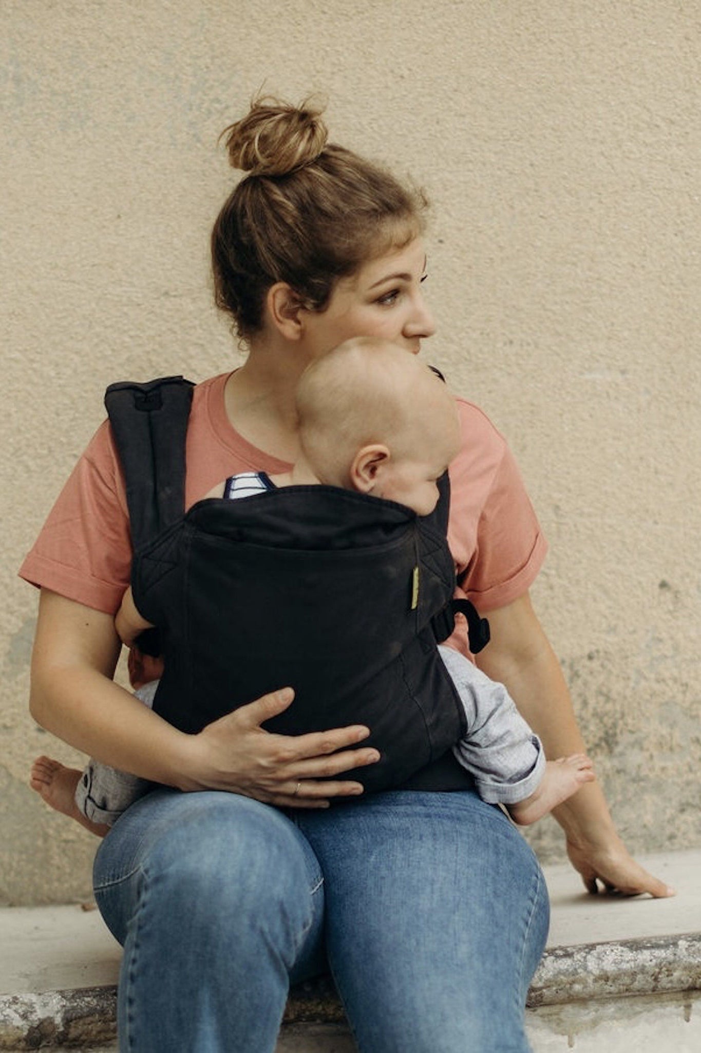 Boba classic baby carrier Organic Slate. Our streamlined soft structured baby carrier is designed to go and grow with your little one. This ergonomic front facing baby carrier is ready to use from infant to toddler.