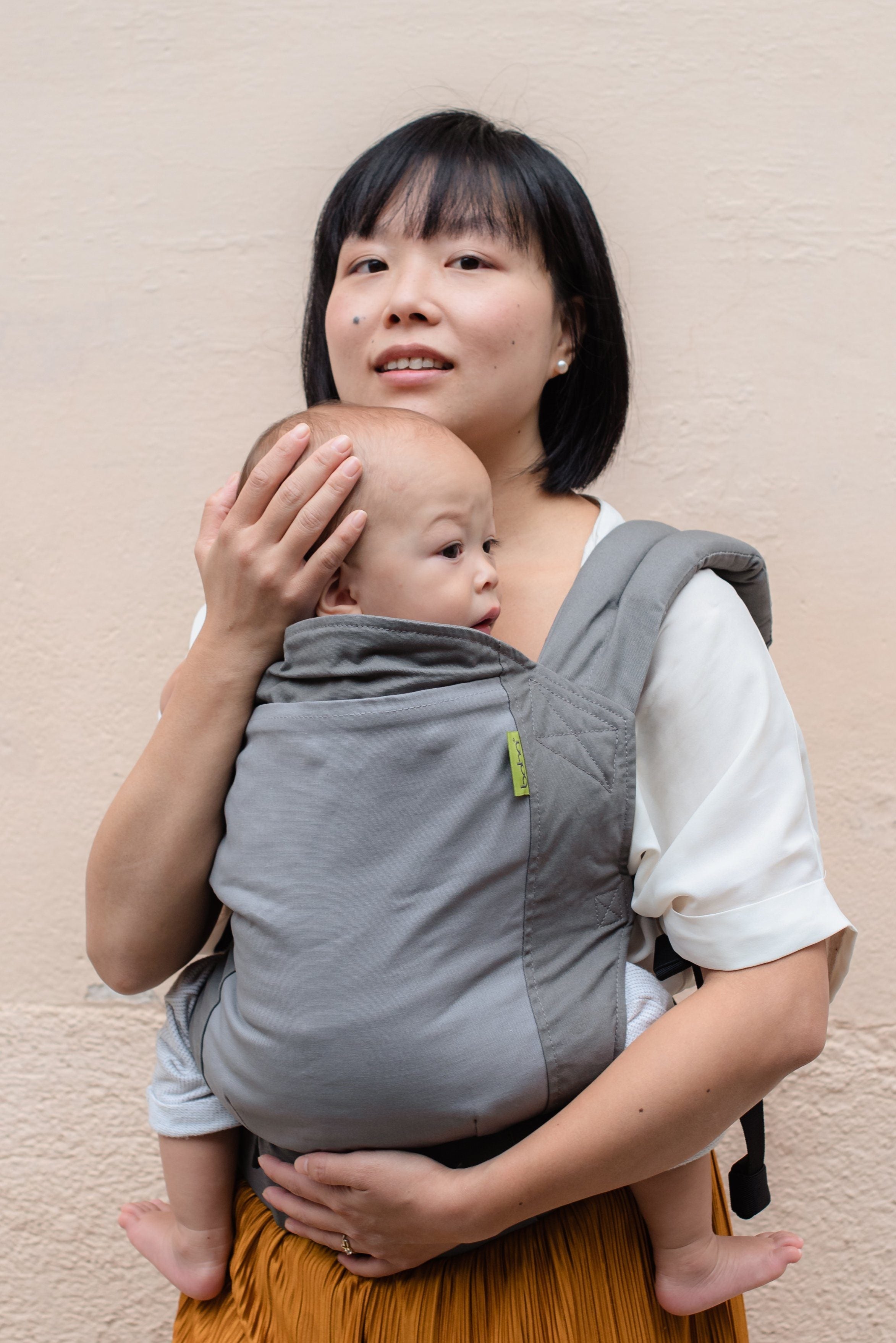 Boba classic baby carrier Dusk. Our streamlined soft structured baby carrier is designed to go and grow with your little one. This ergonomic front facing baby carrier is ready to use from infant to toddler.