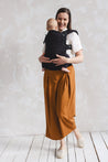 Make sure your baby is secure and comfortable with the Boba X baby carrier in black! Featuring adjustable straps for babies 0-36+ months or 7lbs to 45 lbs (3,5 - 20 kg), with top marks for adjustability, softness and support.