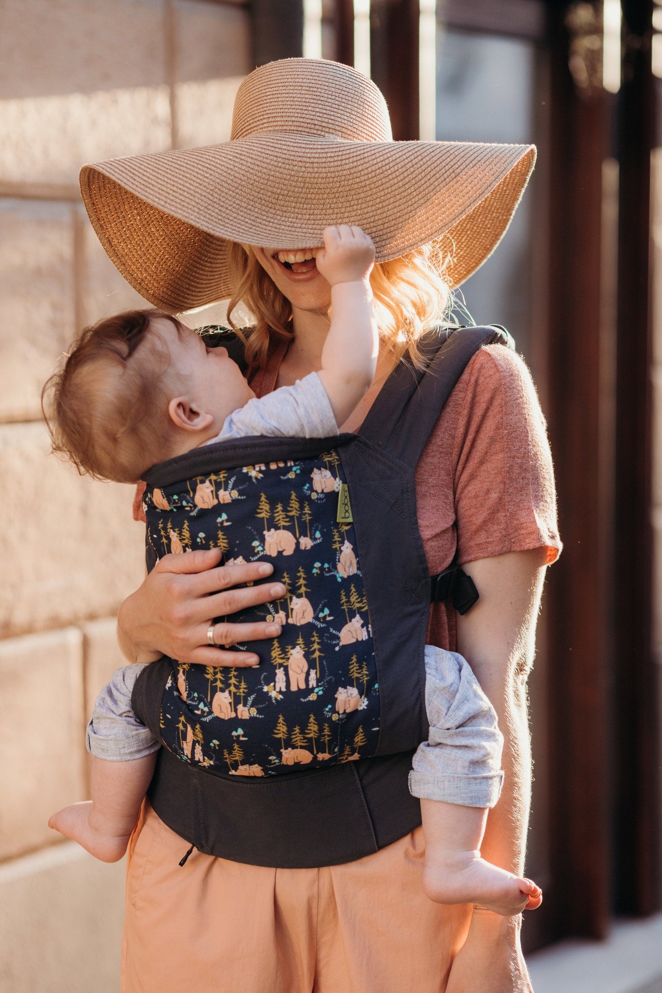 Our streamlined soft structured baby carrier is designed to go and grow with your little one. This ergonomic front facing baby carrier is ready to use from infant to toddler.