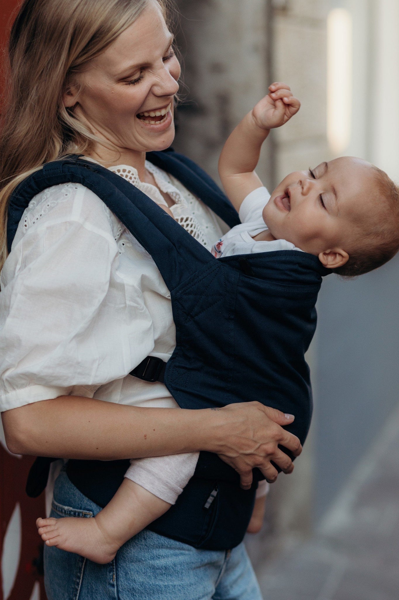 Boba classic baby carrier Navy. Our streamlined soft structured baby carrier is designed to go and grow with your little one. This ergonomic front facing baby carrier is ready to use from infant to toddler.